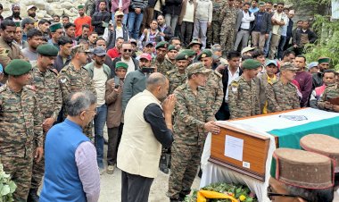 सपूत नायक पुष्पेंद्र नेगी के दाह संस्कार में पहुंचे भाजपा नेता कर्ण नंदा, सूरत नेगी