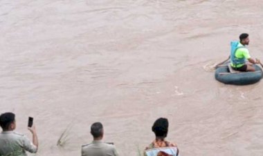 40 वर्षीय छत्रपाल ने यमुना नदी में लगाई छलांग.. रेस्कयू ऑपरेशन जारी...