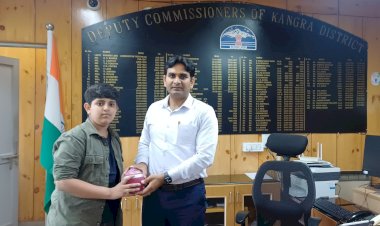 धर्मशाला के छात्र प्रथम पुरी ने दिखाई मानवता की मिसाल, पी.एस. फाइव के लिए जोड़ी गुल्लक सिराज आपदा राहत के लिए दान की