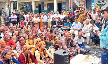 राजस्व मंत्री ने सराज के आपदा प्रभावित क्षेत्रों में प्रभावितों से की मुलाकात, नुकसान का जायजा लिया