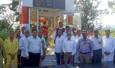 शहीद कुलविन्द्र सिंह की समाधि पर पुष्प अर्पित कर नमन किया बिन्दल ने