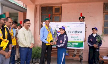 उपायुक्त किन्नौर ने "एक पेड़ माँ के नाम" कार्यक्रम के तहत पौधरोपण अभियान का शुभारंभ किया