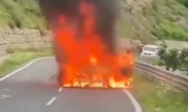 शिलाई में हाइवे पर चलती गाड़ी में लगी आग: 4 लोग बाल बाल बचे..