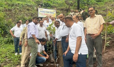 रोटरी क्लब ने जमटा के समीप किया पौधारोपण, वन विभाग की भूमि पर लगाए अलग-अलग प्रजाति के 132 पौधे