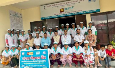 आरसेटी ने चंगर की महिलाओं को सिखाया पेपर कवर और लिफाफे बनाना