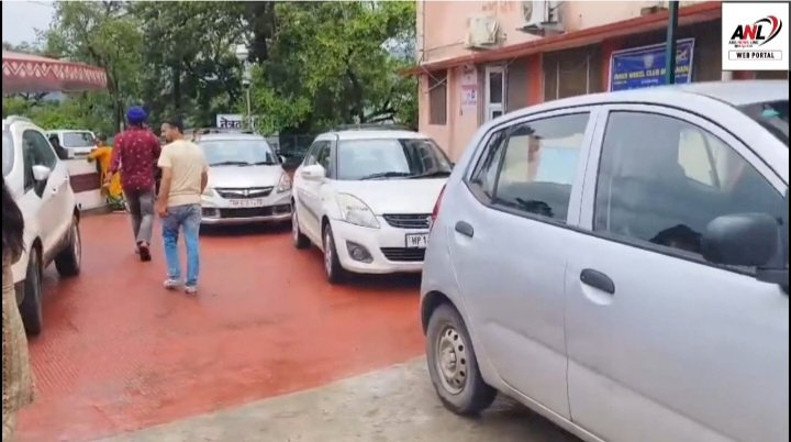 मेडिकल कॉलेज नाहन परिसर में स्टाफ़ की गाड़ियों की अवैध पार्किंग से एम्बुलेंस घूमना मुश्किल हुआ..