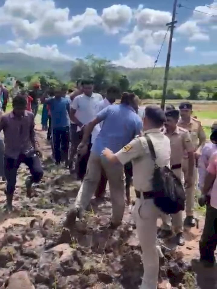 बनकला-रखनी लिंक रोड खुलवाने के मामले में जमकर बवाल, एसडीएम अदालत के आदेशों को लागू करने में पुलिस को करनी पड़ी मशक्कत..