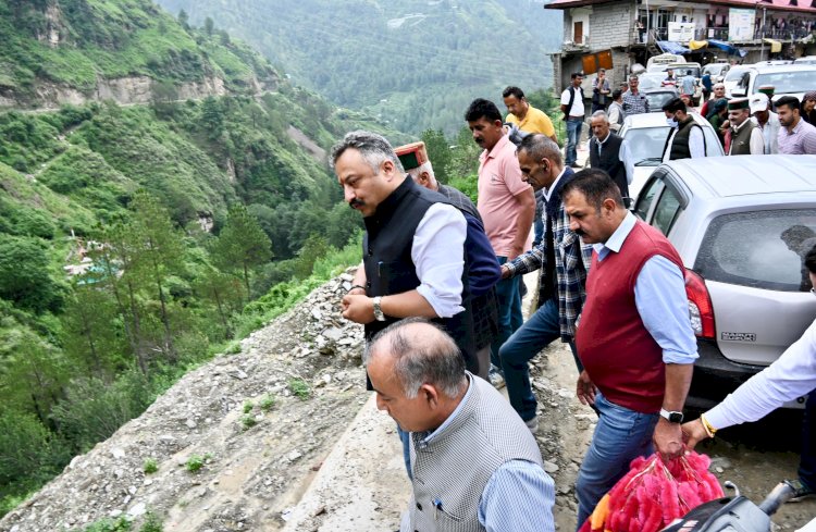 लोगों की समस्याओं का समाधान करना सरकार की प्राथमिकता - रोहित ठाकुर