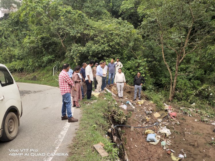 एसडीएम नाहन ने नेशनल हाइवे पर  नाले से हुए  नुकसान का।लिया जायजा...