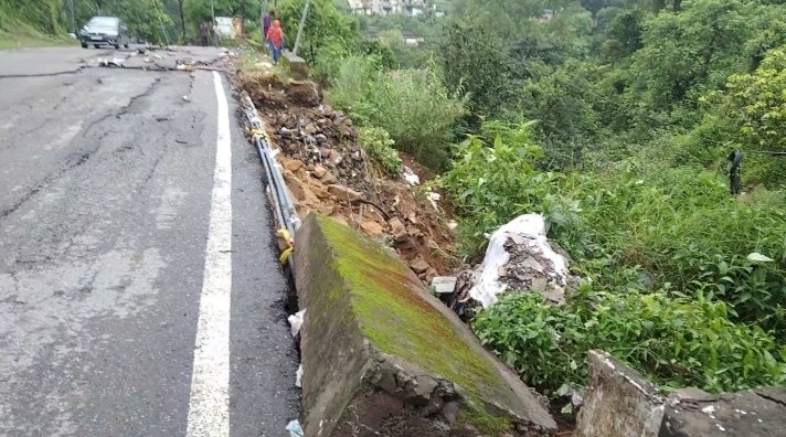 नेशनल हाईवे को 1.40 करोड़ का नुकसान: एनएच अथॉरिटी ने नगर परिषद को लिखा पत्र. बिरोजा फैक्टरी के नजदीक बरसात में नाला हुआ था ब्लॉक....