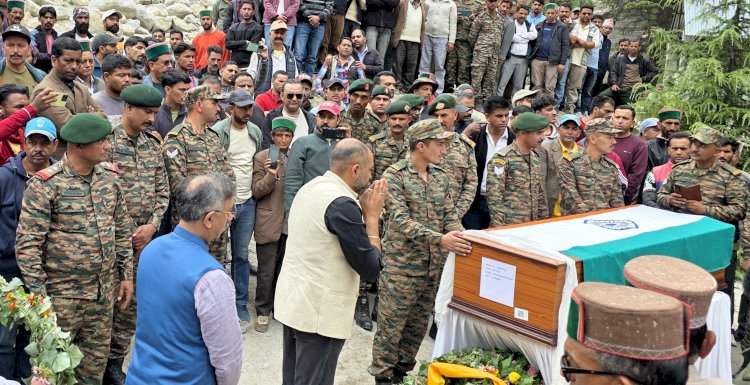 सपूत नायक पुष्पेंद्र नेगी के दाह संस्कार में पहुंचे भाजपा नेता कर्ण नंदा, सूरत नेगी