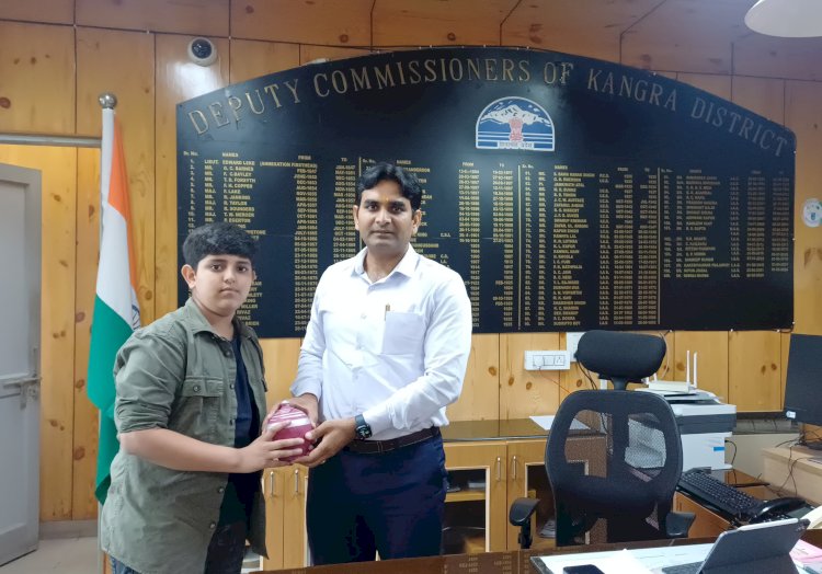 धर्मशाला के छात्र प्रथम पुरी ने दिखाई मानवता की मिसाल, पी.एस. फाइव के लिए जोड़ी गुल्लक सिराज आपदा राहत के लिए दान की