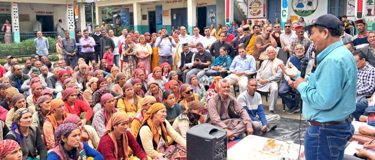 राजस्व मंत्री ने सराज के आपदा प्रभावित क्षेत्रों में प्रभावितों से की मुलाकात, नुकसान का जायजा लिया
