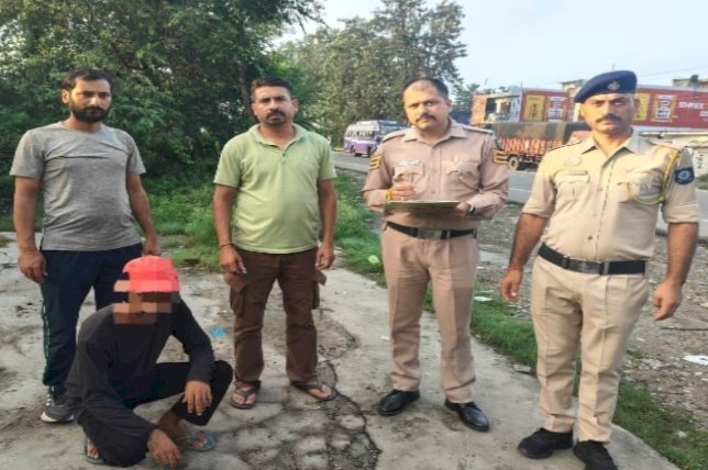 मालवा कॉटन फ़ैक्टरी के नजदीक कांवड़ियों को चरस बेचने वाला तस्कर दबोचा: 212 ग्राम पकड़ी..