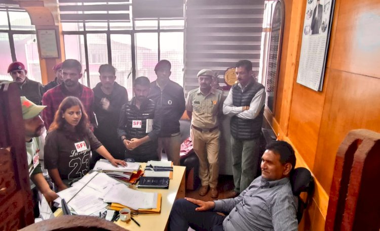 एसएफआई ने छात्र मांगो को लेकर सौंपा ज्ञापन