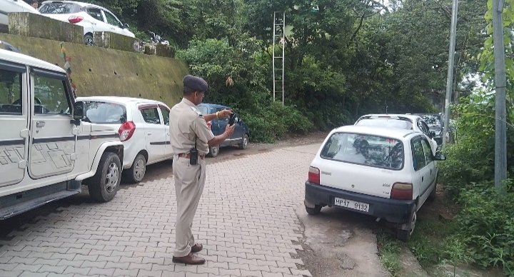 अस्पताल राउंड नाहन में अवैध पार्किंग पर पुलिस का एक्शन: पुलिस कर्मी के वाहन समेत 6 चालान काटे...