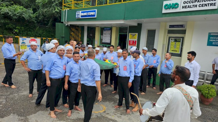 ब्लू स्टार में वार्षिक भंडारे का आयोजन, चादर चढ़ाने के बाद मांगी गई समृद्धि की दुआ