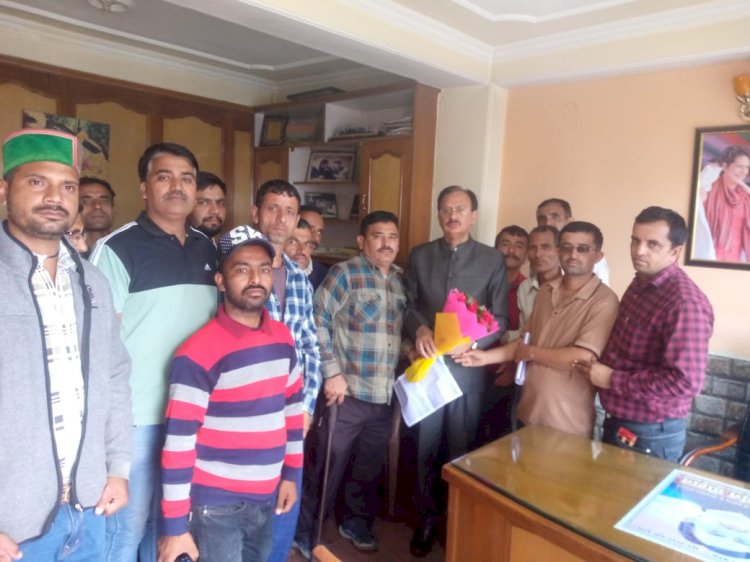अंशकालीन जलवाहक संघ ने की उद्योग मंत्री हर्षवर्धन चौहान से मुलाकात, समस्याओं बारे करवाया अवगत