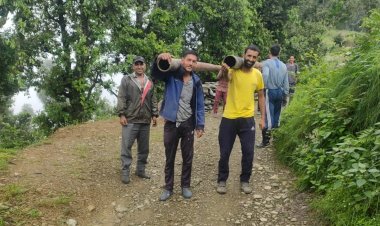 आपदा प्रभावित सराज के 107 गांवों में लौटी रोशनी, कंधों पर ट्रांसफॉर्मर और पोल ढोकर बहाल की गई बिजली आपूर्ति