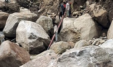 भराड़ में विद्युत आपूर्ति बहाल करने का कार्य जारी, सड़क न होने पर रस्सियों से खींचकर पहुंचाए जा रहे विद्युत पोल