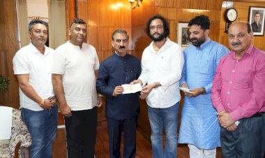 अरुण गोस्वामी ने मुख्यमंत्री राहत कोष के लिए 11 लाख रुपये का चैक भेंट किया