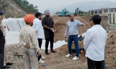 उपायुक्त ने नौणी में किया फोरलेन सड़क निर्माण कार्यों का निरीक्षण