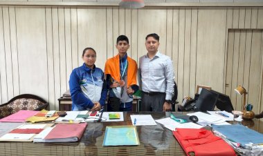 सवाते (फ्रेंच बॉक्सिंग) प्रतियोगिता के कांस्य पदक विजेता ने उपायुक्त से की भेंट