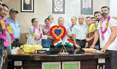 रेणुका में भाजपा को बड़ा झटका, 11 परिवार  भाजपा छोड़कर कांग्रेस में शामिल