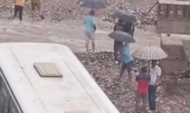 पानी के तेज बहाव में बह गए 33 केवी जाखू कक्कड़ विद्युत लाइन के खंभे