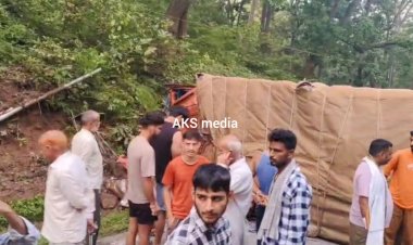 कटासन मंदिर: हाईवे पर ट्रक पलटा, एक की मौत, एक घायल 