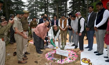 मुख्य न्यायाधीश ने नालदेहरा में पौधारोपण कार्यक्रम में की शिरकत