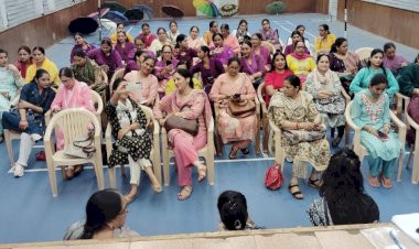 महिला कर्मचारियों को दी अधिनियम की जानकारी