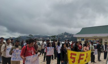 छात्र संघ चुनाव की बहाली के लिए एसएफआई ने किये धरना प्रदर्शन