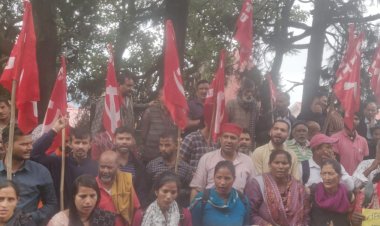 रेहड़ी फड़ी तयबजारी यूनियन सम्बन्धित सीटू ने नगर निगम शिमला के खिलाफ शिमला में की हड़ताल