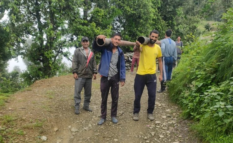 आपदा प्रभावित सराज के 107 गांवों में लौटी रोशनी, कंधों पर ट्रांसफॉर्मर और पोल ढोकर बहाल की गई बिजली आपूर्ति