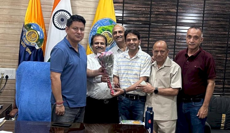 रोटरी क्लब अध्यक्ष मनीष जैन ने एसपी से शिष्टाचार भेंट की...