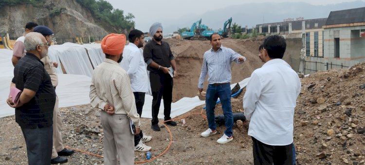 उपायुक्त ने नौणी में किया फोरलेन सड़क निर्माण कार्यों का निरीक्षण