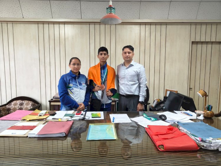 सवाते (फ्रेंच बॉक्सिंग) प्रतियोगिता के कांस्य पदक विजेता ने उपायुक्त से की भेंट