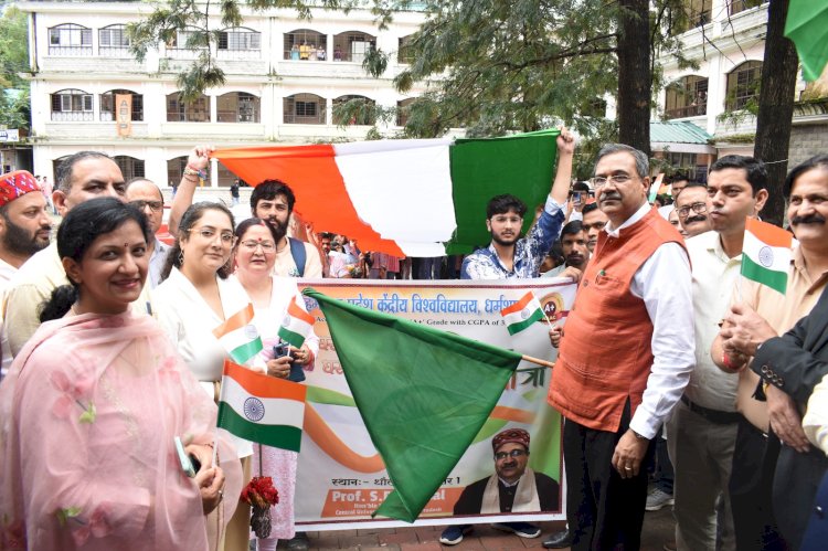 सीयू में “हर घर तिरंगा” अभियान के तहत निकाली तिरंगा यात्रा