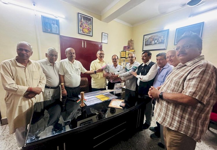 जिला सिरमौर पेंशनर्स एवं वरिष्ठ नागरिक कल्याण संघ के प्रतिनिधिमंडल ने की विधायक से भेंट, सौंपा मांगपत्र  