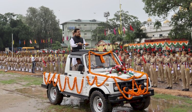 लोक निर्माण एवं शहरी विकास मंत्री ने नाहन चौगान में ध्वजारोहण कर, मार्च पास्ट की ली सलामी
