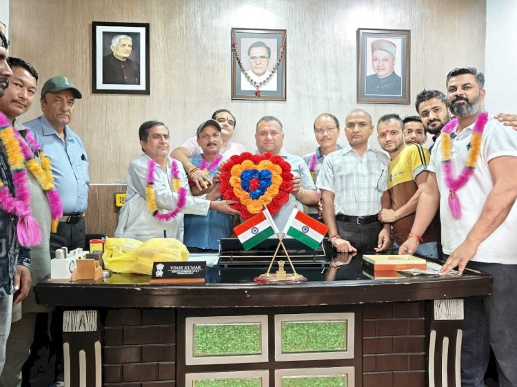 रेणुका में भाजपा को बड़ा झटका, 11 परिवार  भाजपा छोड़कर कांग्रेस में शामिल