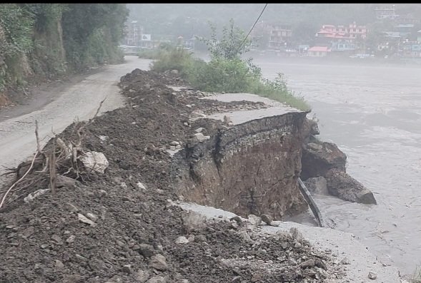 मुख्यमंत्री ने मंडी, कुल्लू और किन्नौर में भारी बारिश से उत्पन्न स्थिति की समीक्षा की