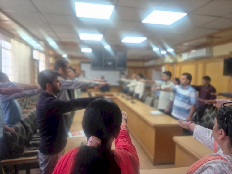 स्वर्गीय राजीव गांधी की जयंती पर उपायुक्त किन्नौर ने शपथ दिलाई