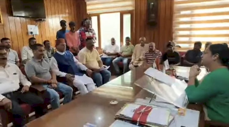 आपदा प्रभावितों को लेकर डॉ. राजीव बिंदल उपायुक्त  सिरमौर से मिलने पहूँचे