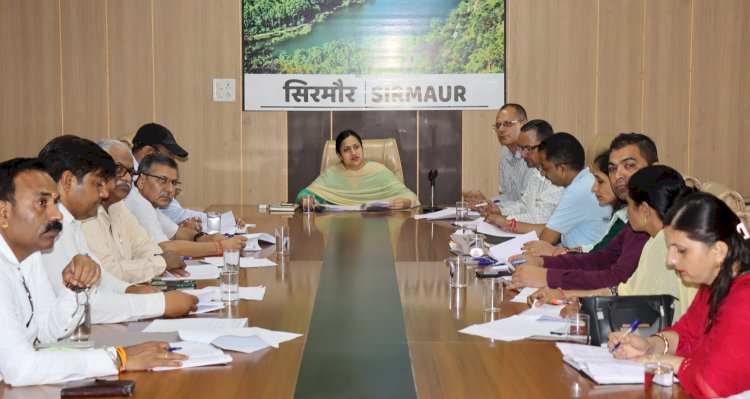उपायुक्त ने मतदान केंद्र भवनों के भौतिक सत्यापन, संशोधन तथा युक्तिकरण को लेकर की बैठक