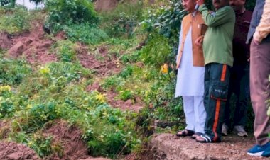 डाॅ. सिकंदर कुमार, राज्यसभा सांसद एवं प्रदेश महामंत्री भाजपा ने किया हमीरपुर जिला के चबूतरा गांव का दौरा, प्रभावितों से मुलाकात की