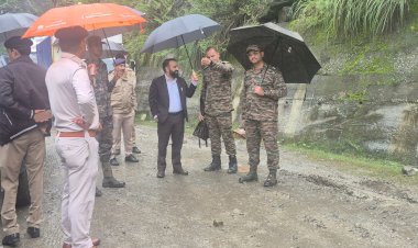 उपायुक्त किन्नौर ने भू-स्खलन प्रभावित क्षेत्रों का दौरा कर शीघ्र मार्ग बहाली के निर्देश दिए