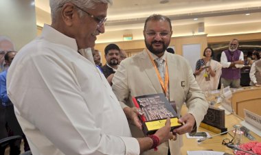 हिमाचली लेखक डॉक्टर पुनीत  गुप्ता  ने केन्द्रीय मन्त्री  गजेंद्र सिंह शेखावत  को अपनी पुस्तक भेंट की