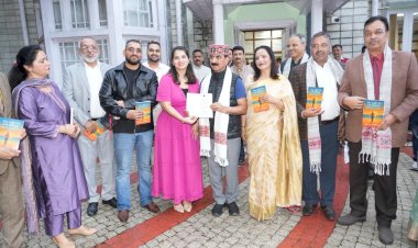 लेखिका प्रिया शर्मा ने मुख्यमंत्री को अपनी किताब ‘द लाइट ही लेफ्ट बिहाइंड’ भेंट की